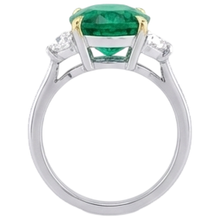 Afbeelding in Gallery-weergave laden, Colombiaanse Smaragd Ovaal Geslepen Gekleurde Steen Ring in Tweekleurig 14K Goud – bovenaanzicht
