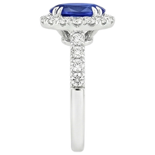 Afbeelding in Gallery-weergave laden, Halo Ring met uit de aarde gewonnen Diamant en Ovale Diepblauwe Saffier, Klauw Prong Gezet, 6.50 Karaat
