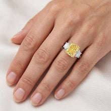 Afbeelding in Gallery-weergave laden, Handgemaakt Drie-Steen Ring met Radiant Slijpvorm Fancy Gele
