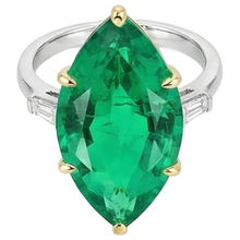 Afbeelding in Gallery-weergave laden, Colombiaanse Smaragd Marquise Slijpvorm Sieraadsteen Ring in Tweekleurig 14K Goud – hoekaanzicht
