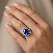 Afbeelding in Gallery-weergave laden, Klassieke Halo Ring met uit de aarde gewonnen Diamanten, Peer Saffier Centraal, Goud 14K, 6.75 Karaat
