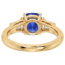 Afbeelding in Gallery-weergave laden, Natuurlijke Echte (Niet Labgekweekt) Kussen Diepblauwe Ceylonsaffier &amp; Taps Toelopende Baguette Ring 9.50 Karaat

