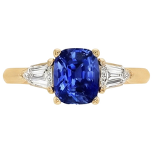 Afbeelding in Gallery-weergave laden, Natuurlijke Echte (Niet Labgekweekt) Kussen Diepblauwe Ceylonsaffier &amp; Taps Toelopende Baguette Ring 9.50 Karaat
