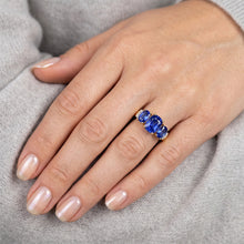 Afbeelding in Gallery-weergave laden, Kussen Geslepen Sri Lanka Blauwe Saffier Natuurlijke uit de aarde gewonnen Diamanten Ring Drie Stenen 5.26 Karaat Geelgoud 14K
