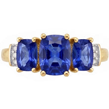 Afbeelding in Gallery-weergave laden, Kussen Geslepen Sri Lanka Blauwe Saffier Natuurlijke uit de aarde gewonnen Diamanten Ring Drie Stenen 5.26 Karaat Geelgoud 14K
