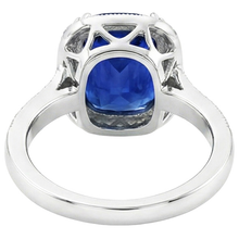 Afbeelding in Gallery-weergave laden, Ring met blauwe saffier (kussen- en ronde slijpvorm), 4.55 karaat natuurlijke uit de aarde gewonnen diamanten, 14K WG

