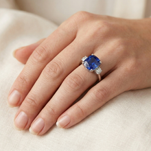 Afbeelding in Gallery-weergave laden, echte cushion saffier 2.75karaat ring met diamantaccenten
