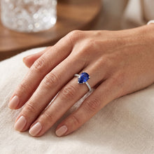 Afbeelding in Gallery-weergave laden, Luxe Royal Blue Saffier Gekleurde Steen Ring – 2 karaat 14K

