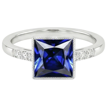 Afbeelding in Gallery-weergave laden, Princess Slijpvorm Korenbloem Saffier ring in 14K Witgoud – zijaanzicht
