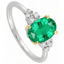 Afbeelding in Gallery-weergave laden, Ovaal Geslepen Smaragd ring in Bicolor 14K Goud – hoekaanzicht
