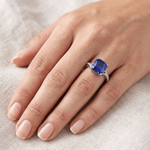 Afbeelding in Gallery-weergave laden, Natuurlijke Echte (Niet Labgekweekt) Witgouden Solitaire Blauwe Saffier Ring Met Accenten 4.50 Karaat
