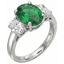 Afbeelding in Gallery-weergave laden, Ovaal geslepen 6,50 karaat groene smaragd en Natuurlijke echte diamanten ( niet in een laboratorium gekweekt ) 3 stenen ring wit goud 14K
