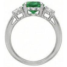 Afbeelding in Gallery-weergave laden, Ovaal geslepen 6,50 karaat groene smaragd en Natuurlijke echte diamanten ( niet in een laboratorium gekweekt ) 3 stenen ring wit goud 14K
