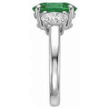 Afbeelding in Gallery-weergave laden, Ovaal geslepen 6,50 karaat groene smaragd en Natuurlijke echte diamanten ( niet in een laboratorium gekweekt ) 3 stenen ring wit goud 14K
