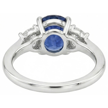 Afbeelding in Gallery-weergave laden, Ovaal geslepen Sri Lanka Sapphire &amp; Diamond 3 stenen ring 2 karaat WG 14K
