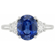 Afbeelding in Gallery-weergave laden, Ovaal geslepen Sri Lanka Sapphire &amp; Diamond 3 stenen ring 2 karaat WG 14K

