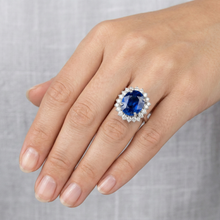 Afbeelding in Gallery-weergave laden, Ovaal- en Rondgeslepen Ceylon Kleur Saffier 8.01 Karaat IGI GECERTIFICEERDE Diamanten Ring WG 14K

