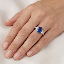 Afbeelding in Gallery-weergave laden, Ovaal geslepen Ceylon saffier en ronde Natuurlijke echte diamanten ( niet in een laboratorium gekweekt ) verlovingsring 3.40 Ct
