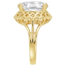 Afbeelding in Gallery-weergave laden, Briljant Antiek Cushion Solitaire Verlovingsring in 14K Geelgoud – profielaanzicht
