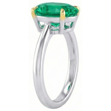 Afbeelding in Gallery-weergave laden, Smaragd Ovaal Geslepen Edelsteen Ring in Bicolor 14K Goud – hoekaanzicht
