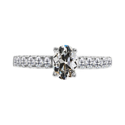 Geraffineerd Antiek Cushion Diamant Solitaire Ring met Accenten