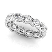 Afbeelding in Gallery-weergave laden, Fijne Diamant Ovaal Geslepen Eternity Band in 14K Witgoud – zijaanzicht
