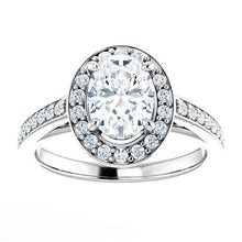 Afbeelding in Gallery-weergave laden, Fijne Diamant Solitaire Ring met Accenten 5,50 karaat 14K Witgoud – zijaanzicht
