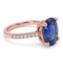Afbeelding in Gallery-weergave laden, Ovale Solitaire Ring met Blauwe Saffier &amp; Pave Set Diamanten 4,50 Karaat
