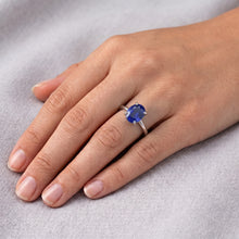 Afbeelding in Gallery-weergave laden, Ovale Sri Lanka Sapphire Solitaire Ring Wit Goud 14K 3.30 Karaat
