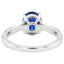 Afbeelding in Gallery-weergave laden, Ovale Blauwe Saffier Verlovingsring met Natuurlijke uit de aarde gewonnen Diamant en Gedraaide Gouden Band, 6 Karaat
