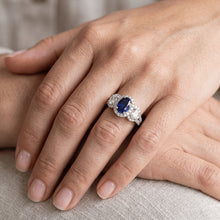 Afbeelding in Gallery-weergave laden, Ovale saffier Halo Ring 3 stenen stijl 3,50 karaat gespleten schacht Natuurlijke echte diamant ( niet in het laboratorium gekweekt )en
