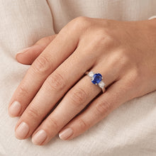 Afbeelding in Gallery-weergave laden, Ovale saffier drie stenen ronde Natuurlijke echte diamant ( niet in het laboratorium gekweekt )en ring 2 karaat goud 14K
