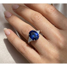 Afbeelding in Gallery-weergave laden, Ovale Sri Lanka Kleur Saffier Trillion IGI GECERTIFICEERDE Diamanten Drie Stenen Ring 6.01 Karaat
