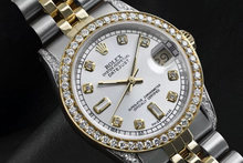 Afbeelding in Gallery-weergave laden, Parelmoer wijzerplaat Rolex Datumjust-horloge Aangepaste diamanten rand Roestvrij staal en goud
