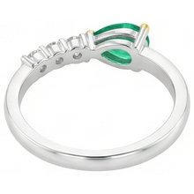 Afbeelding in Gallery-weergave laden, Peervormig Smaragd ring in Bicolor 14K Goud – achteraanzicht
