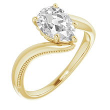 Afbeelding in Gallery-weergave laden, Diamant Antiek Cushion Enkele Steen Ring in 14 Karaat Geelgoud – hoofdaanzicht
