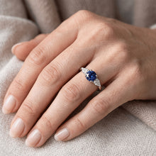 Afbeelding in Gallery-weergave laden, Peer Natuurlijke echte diamant ( niet in het laboratorium gekweekt ) drie stenen ronde natuurlijke blauwe saffier ring 1,50 karaat
