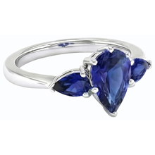 Afbeelding in Gallery-weergave laden, Natuurlijke (niet labgekweekt) peervormige blauwe saffier drie-stenen ring 2 karaat 14K Witgoud
