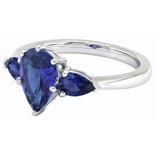 Afbeelding in Gallery-weergave laden, Natuurlijke (niet labgekweekt) peervormige blauwe saffier drie-stenen ring 2 karaat 14K Witgoud
