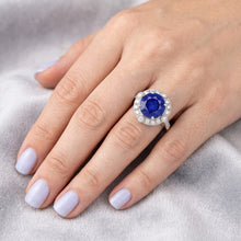Afbeelding in Gallery-weergave laden, Prachtige 5.61 Karaat Sri Lanka Saffier Rond En Natuurlijke uit de aarde gewonnen Diamanten Gouden Ring
