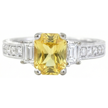 Afbeelding in Gallery-weergave laden, 4.75 Karaat Radiant Gele Saffier en Ronde Natuurlijke uit de aarde gewonnen Diamanten Ring Witgoud
