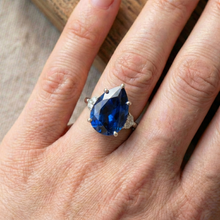 Afbeelding in Gallery-weergave laden, Driestenen Ring met uit de aarde gewonnen Diamant &amp; Blauwe Saffier 6.75 Karaat Taps Toelopende Band Goud

