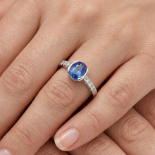 Afbeelding in Gallery-weergave laden, echte round saffier 1.40karaat ring met diamantaccenten
