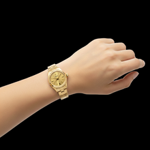Afbeelding in Gallery-weergave laden, Rolex Oyster Perpetual 24 mm horloge met champagnekleurige wijzerplaat, geelgouden Oyster-band
