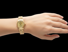 Afbeelding in Gallery-weergave laden, Rolex Oyster Perpetual geelgouden horloge met champagnekleurige wijzerplaat van 24 mm
