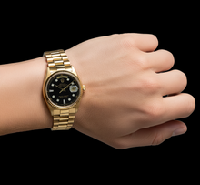 Afbeelding in Gallery-weergave laden, Rolex Dag Datum 36 mm herenhorloge schorsafwerking geel goud 18K zwart
