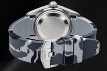 Afbeelding in Gallery-weergave laden, Rolex Datejust 16014 36mm Horloge met Zwarte Diamanten Wijzerplaat en Grijze Camouflage Rubberen Band
