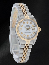 Afbeelding in Gallery-weergave laden, Rolex Datejust 26 mm horloge met witte wijzerplaat en diamanten, Jubilee-armband en tweekleurige afwerking.
