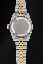 Afbeelding in Gallery-weergave laden, Rolex Datejust 26 mm horloge met witte wijzerplaat en diamanten, Jubilee-armband en tweekleurige afwerking.
