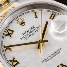 Afbeelding in Gallery-weergave laden, Rolex Datejust Jaar 2002 Witte Romeinse Wijzerplaat 36 mm Tweekleurig Horloge5
